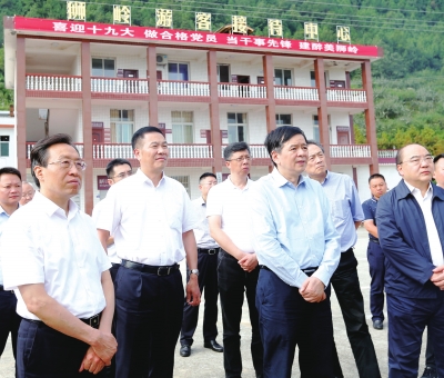 �ƽ��������ڹ�Ԫ�в�Ϫ�ض�����ƶ��